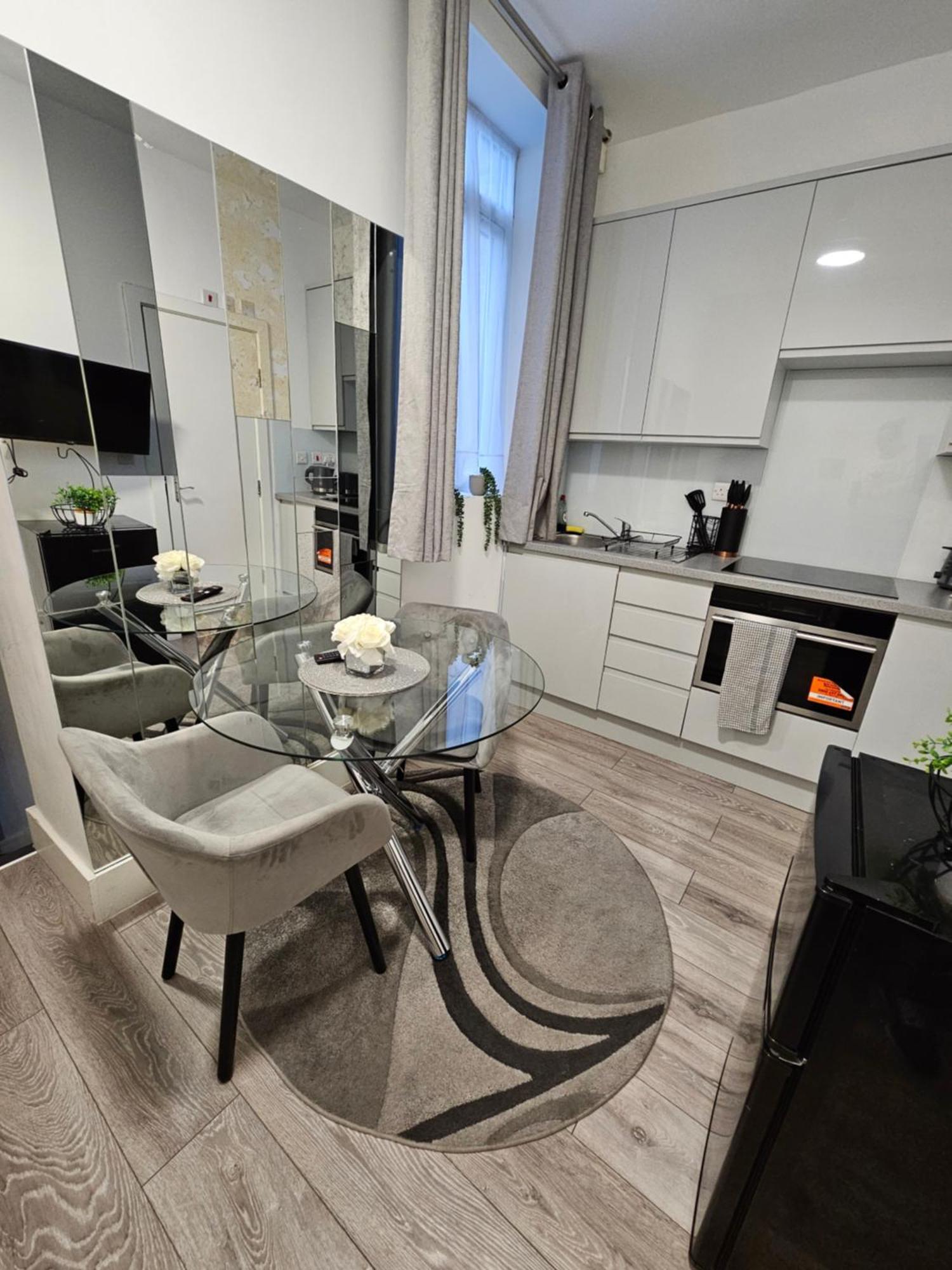 לונדון Large Studio Apartment 30 Mins To Oxford Street מראה חיצוני תמונה